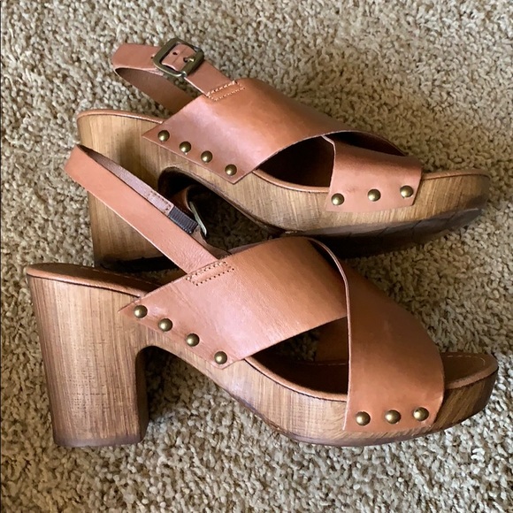 Leather and Wood Kenneth Cole Reaction Heels - Picture 6 of 8